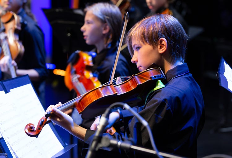 Two students playing violin and viola